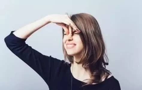 what??？“香”艷的美女成了辦公室污染源，甲醛治理非常必要！