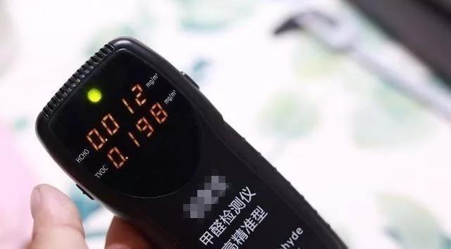 我買了一個(gè)甲醛檢測(cè)儀，吹口氣后發(fā)現(xiàn)原來(lái)我才是“地表最強(qiáng)”污染源！