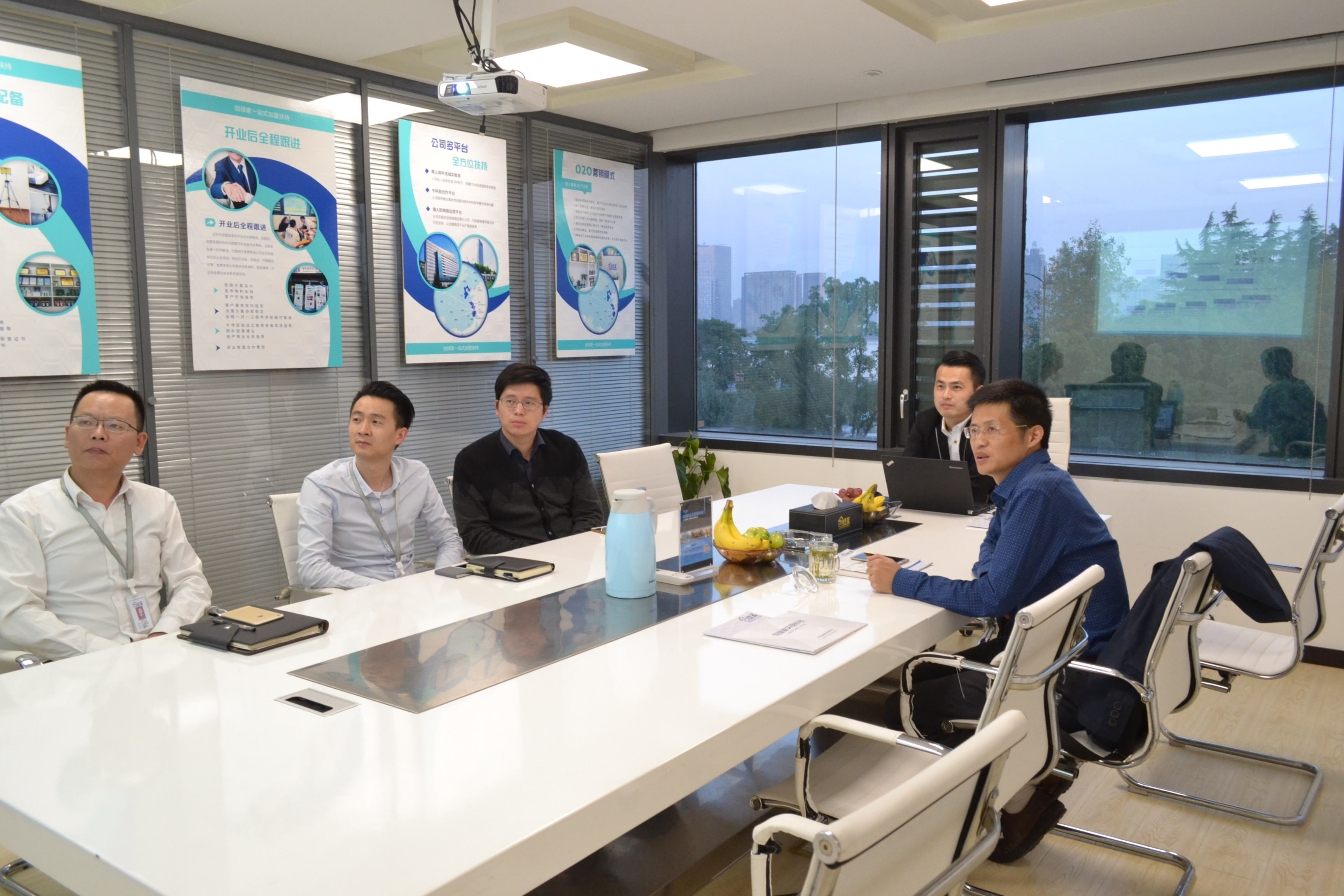 熱烈歡迎杭州上城區(qū)科技局領(lǐng)導(dǎo)蒞臨創(chuàng)綠家指導(dǎo)！