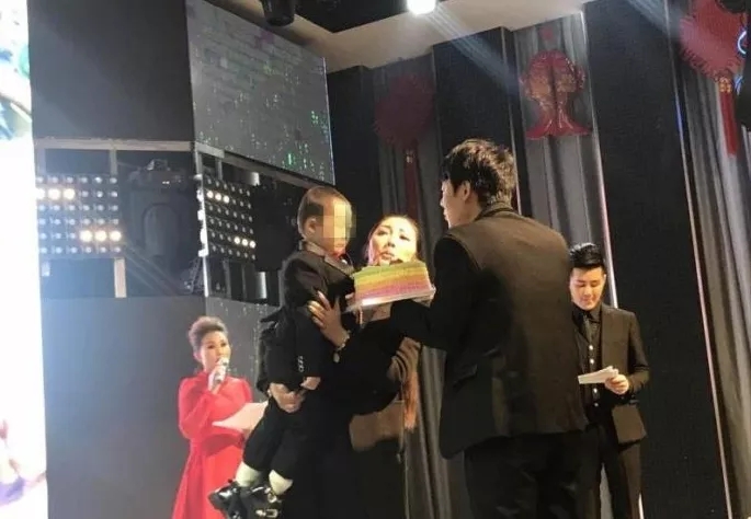 4歲男孩和媽媽辦“婚禮”，真相令人淚崩！