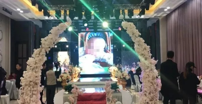 4歲男孩和媽媽辦“婚禮”，真相令人淚崩！