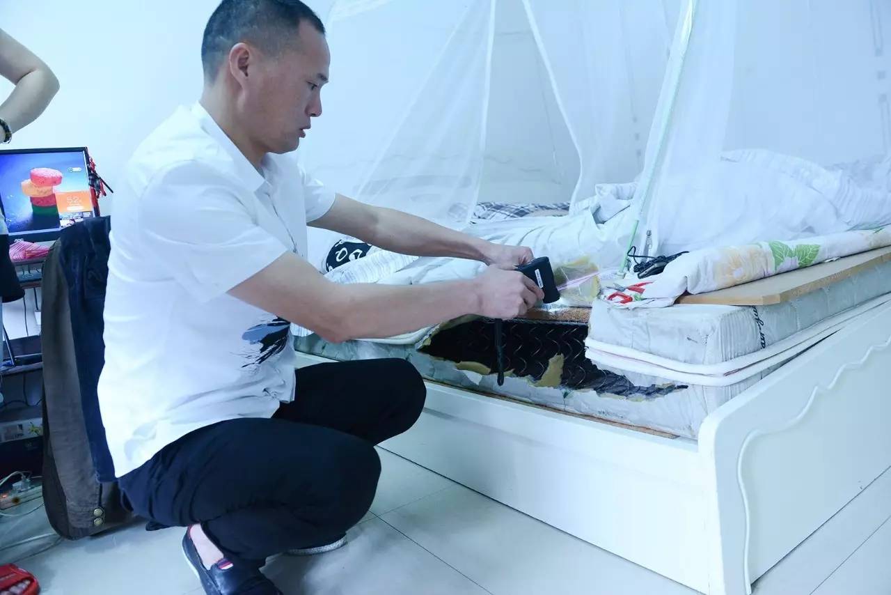 南京美女睡了10年的床墊，掀開后把全家人都嚇傻了……