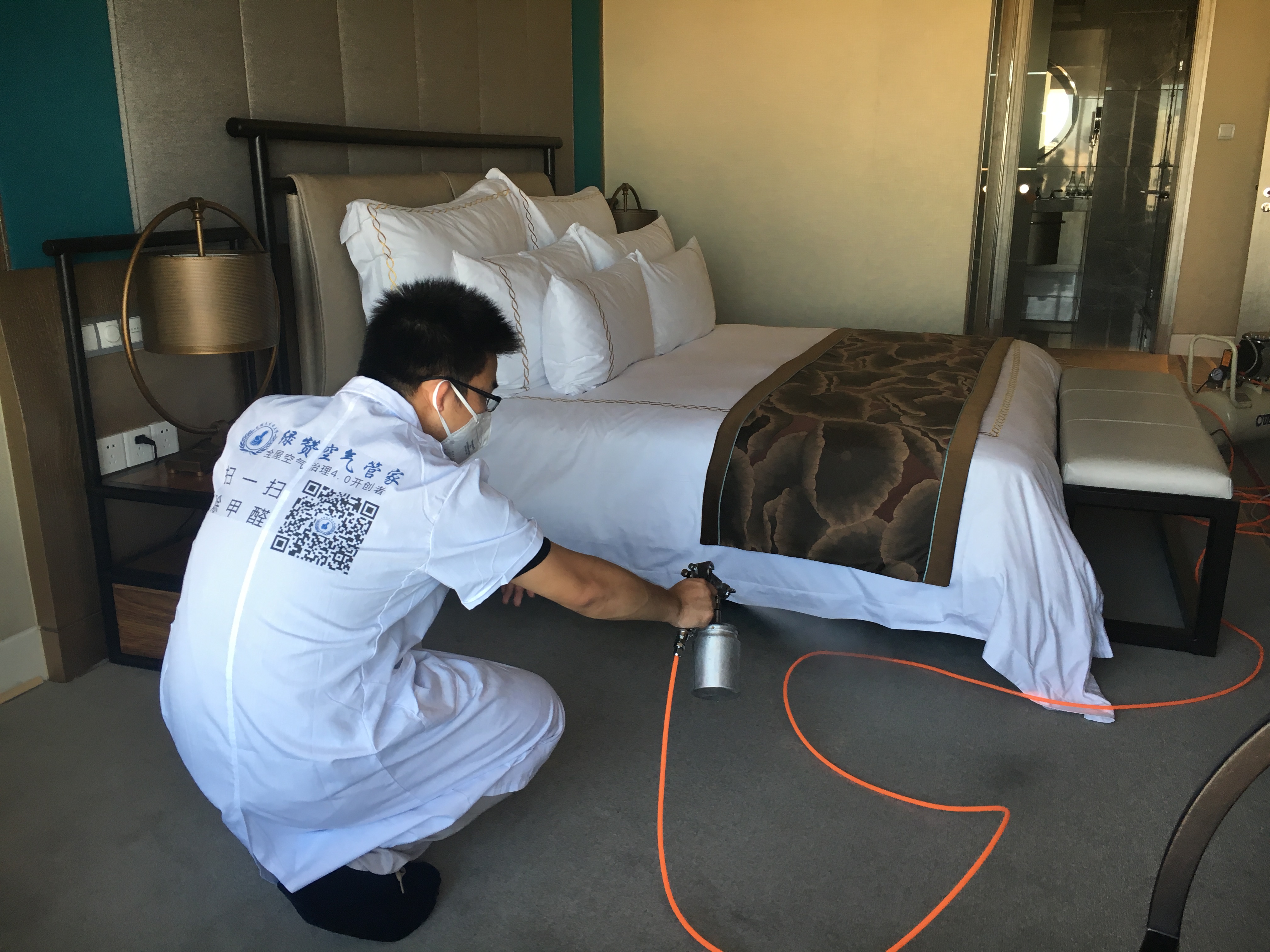  新房裝修后裝修污染？入住之前需要除甲醛嗎？這是大家在入住前***的疑問。甲醛對身體是有害是眾所周知的，那么，甲醛對人體的危害是什么? 除甲醛公司專家總結(jié)了五種常見的甲醛引起的癥狀，如果出現(xiàn)這些癥狀，那么您就需要注意啦?。?！ 一、胸悶氣短： 一些業(yè)主在搬進(jìn)新家后常常感覺到胸悶氣短、呼吸不暢，但去醫(yī)院檢查又沒有發(fā)現(xiàn)任何心肺問題，這種情況很有可能是甲醛中毒引起的。胸悶是甲醛中毒常見癥狀之一，一般在輕度或中度中毒時(shí)出現(xiàn)。所以，如果時(shí)常在家中感到胸悶，首先應(yīng)去醫(yī)院排除心臟問題，然后再確定是否是甲醛超標(biāo)造成的。 二、呼吸系統(tǒng)刺激： 回家開門的一瞬間，家的溫馨氣息就會(huì)撲面而來，但新家不是這樣，新業(yè)主每次回家聞到的***縷空氣往往伴隨刺鼻的化學(xué)品氣味，怎么會(huì)感受到溫馨呢？這種裝修特有的刺鼻氣體的主要有害成分就是甲醛，多數(shù)家庭可在通風(fēng)一個(gè)月時(shí)間明顯減輕（注意減輕并不等于消除），但如果通風(fēng)一個(gè)月還沒有改觀，那就應(yīng)該考慮治理室內(nèi)空氣污染了。 三、眼睛不適、無故流淚： 當(dāng)人們切洋蔥的時(shí)，***感受到嗆的也是眼睛，然后是鼻子。眼睛是人體最敏感脆弱的器官之一，當(dāng)外界空氣中存在刺激性分子，眼睛往往是***感受到的。甲醛的一大危害就表現(xiàn)在對粘膜的刺激，甲醛屬于原漿毒物質(zhì)，能與蛋白質(zhì)結(jié)合，使眼睛感到刺激、干澀、不適，甚至流淚。 四、易生病，抵抗力下降： 我們生活的環(huán)境中，無處不存在著看不見的細(xì)菌病毒，因?yàn)樯眢w擁有強(qiáng)大的免疫力才使我們免受這些病菌的感染。但長期生活在甲醛超標(biāo)的環(huán)境會(huì)使免疫系統(tǒng)遭受破壞，降低人體抵抗力，不能有效地防御外界病原微生物的侵入，從而導(dǎo)致疾病發(fā)生。家人入住新居后經(jīng)常感冒，尤其是老人兒童，感冒后一個(gè)星期也不見好轉(zhuǎn)，這都可能是甲醛超標(biāo)引起的。 五、頭暈、乏力、嗜睡： 甲醛可影響人的造血系統(tǒng)，輕則引發(fā)貧血，嚴(yán)重的甚至可能導(dǎo)致白血病。有調(diào)查指出，醫(yī)院血液科病房中三成以上白血病患者的家庭在兩年內(nèi)進(jìn)行過裝修。而兒童因裝修患病的幾率更高，占患病兒童的半數(shù)以上。當(dāng)人體血液供應(yīng)不足時(shí)，就會(huì)經(jīng)常感到疲憊，走路都沒有力氣。因此，入住新居后有頭暈、乏力、嗜睡的癥狀，應(yīng)及時(shí)去醫(yī)院檢查血常規(guī)。 如果您或者家人已經(jīng)出現(xiàn)了以上的兩種或兩種以上就要做全面的室內(nèi)空氣治理了哦！