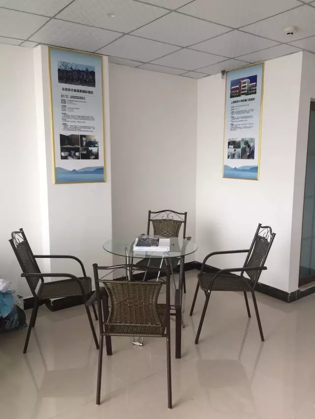 歷經(jīng)近兩個(gè)月的店面籌備工作，創(chuàng)綠家空氣治理惠州服務(wù)中心正式落成，室內(nèi)裝修污染危害社會(huì)，室內(nèi)空氣治理迫在眉睫。創(chuàng)綠家惠州服務(wù)中心將竭誠(chéng)為您服務(wù)！ 溫總、朱總與公司合照 創(chuàng)綠家空氣治理惠州服務(wù)中心門面 店內(nèi)展示： 祝溫總、朱總開業(yè)生意興隆、財(cái)源廣進(jìn)！