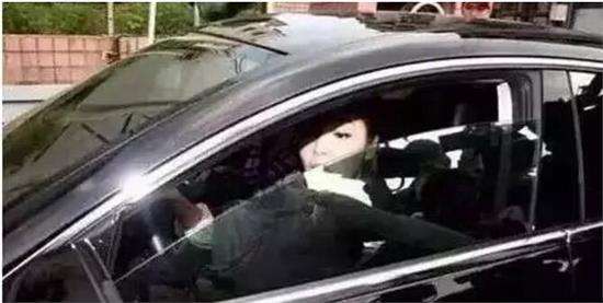 市民劉先生這幾天眼睛痛、嗓子疼，經(jīng)過醫(yī)院一診斷居然是甲醛中毒。劉先生很困惑，家里已經(jīng)裝修了好幾年了，怎么會(huì)突然間就甲醛中毒了呢。后來又朋友提醒他，原來是因?yàn)樽约耗昵百徶玫男萝?，?jīng)過檢測(cè)，發(fā)現(xiàn)車?yán)锛兹┖繃?yán)重超標(biāo)。